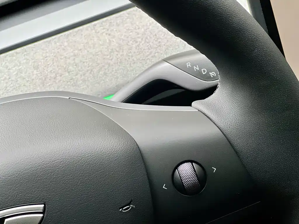 Tesla Model Y — миниатюра 10