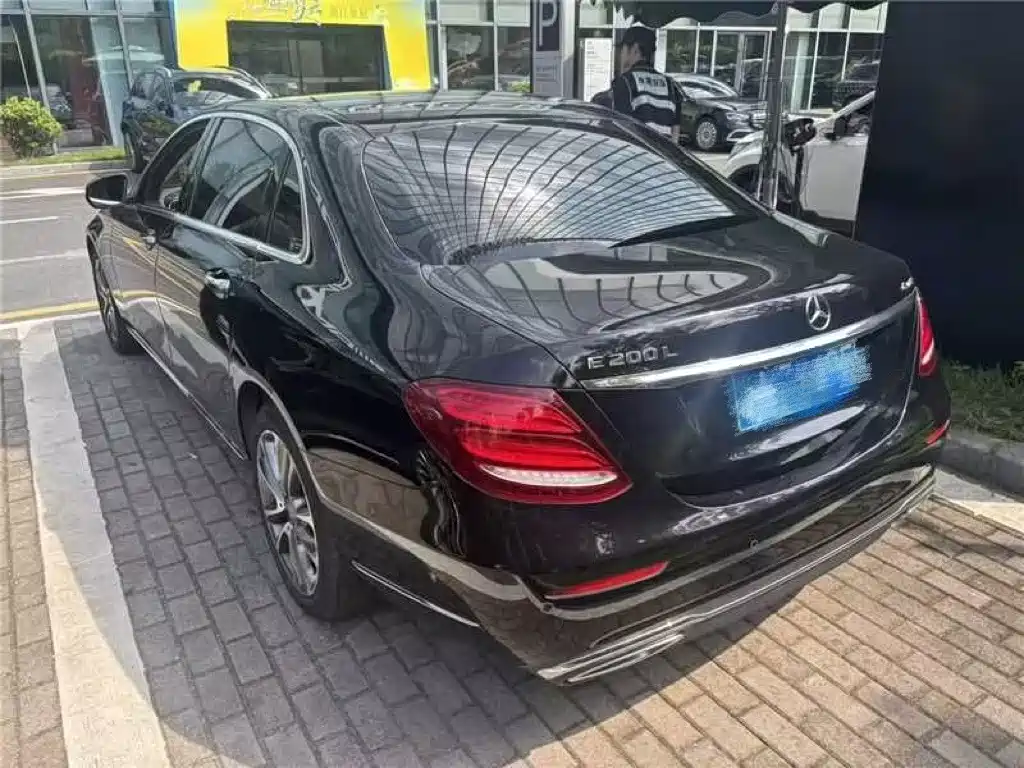 Mercedes-Benz E-Class — миниатюра 4