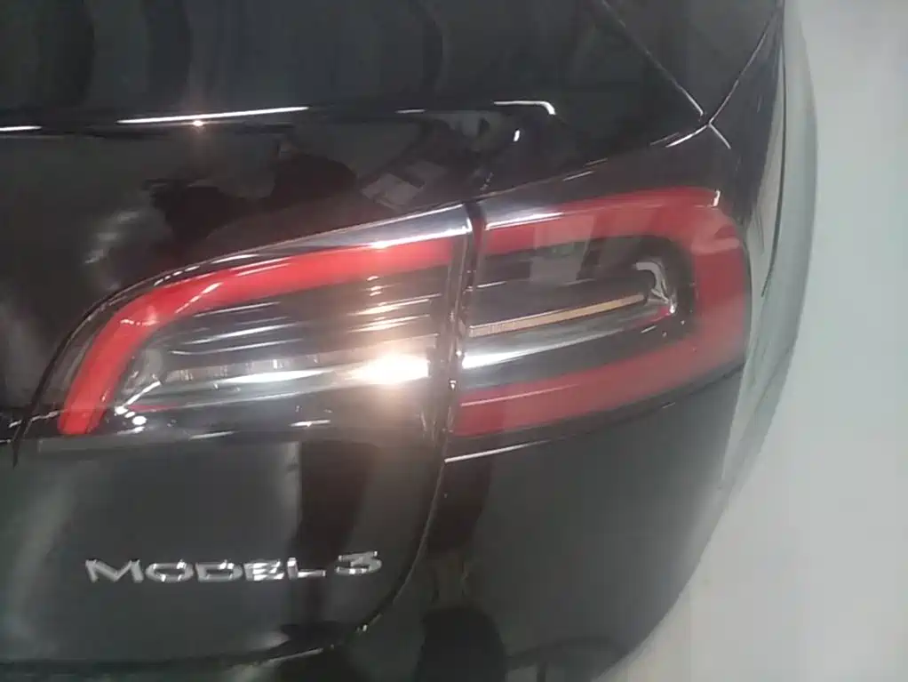 Tesla Model 3 — миниатюра 8