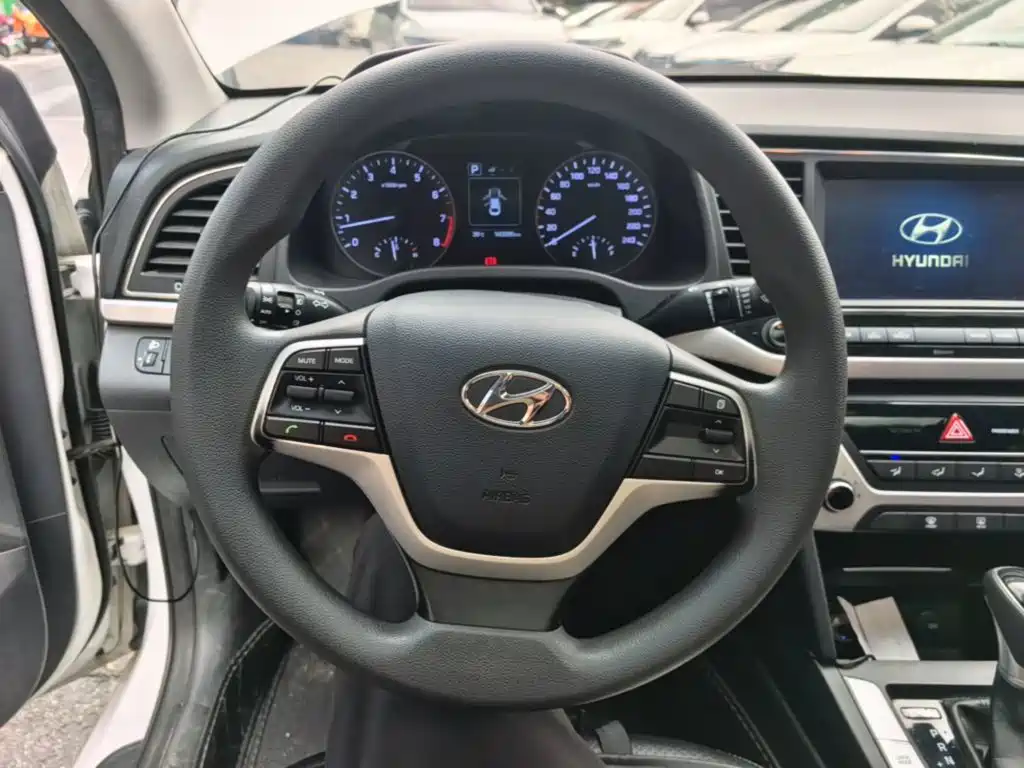 Hyundai Elantra — миниатюра 11