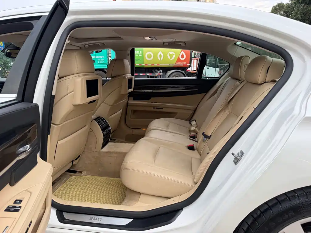 BMW 7 Series — миниатюра 6