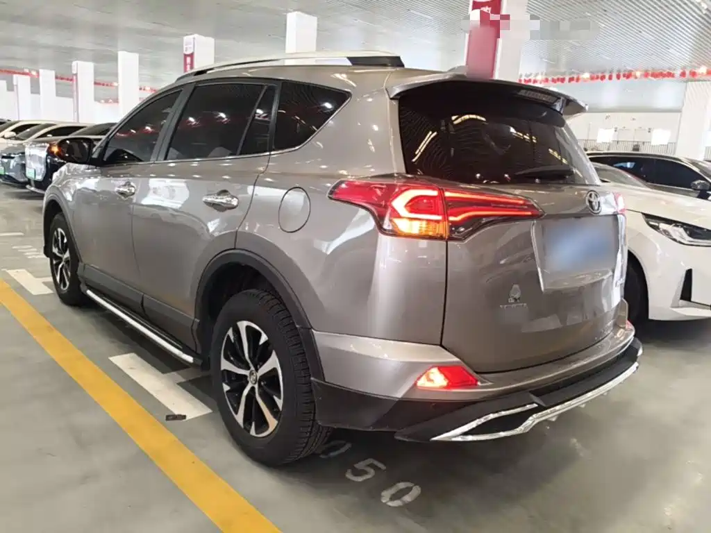 Toyota RAV4 — миниатюра 5