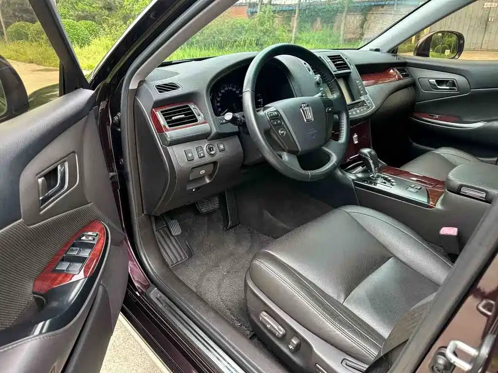 Toyota Crown — миниатюра 4