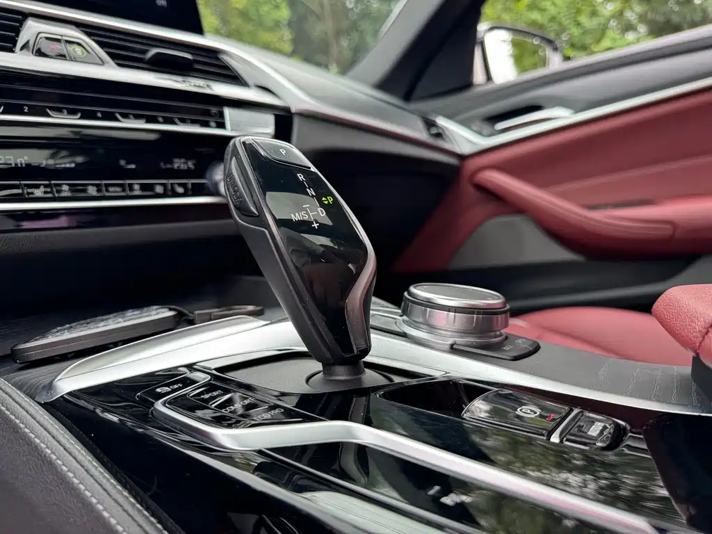 BMW 5 Series — миниатюра 9