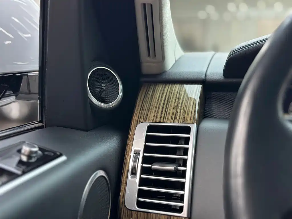 Land Rover Range Rover — миниатюра 17