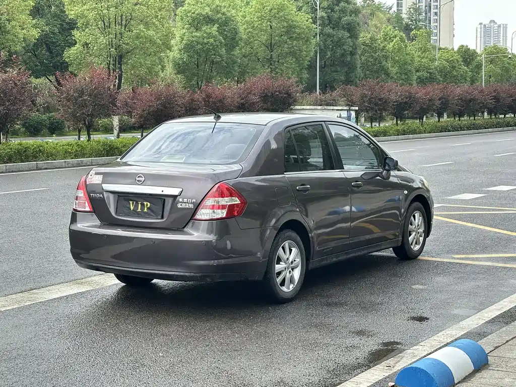 Nissan Tiida 2009 1.6L AT