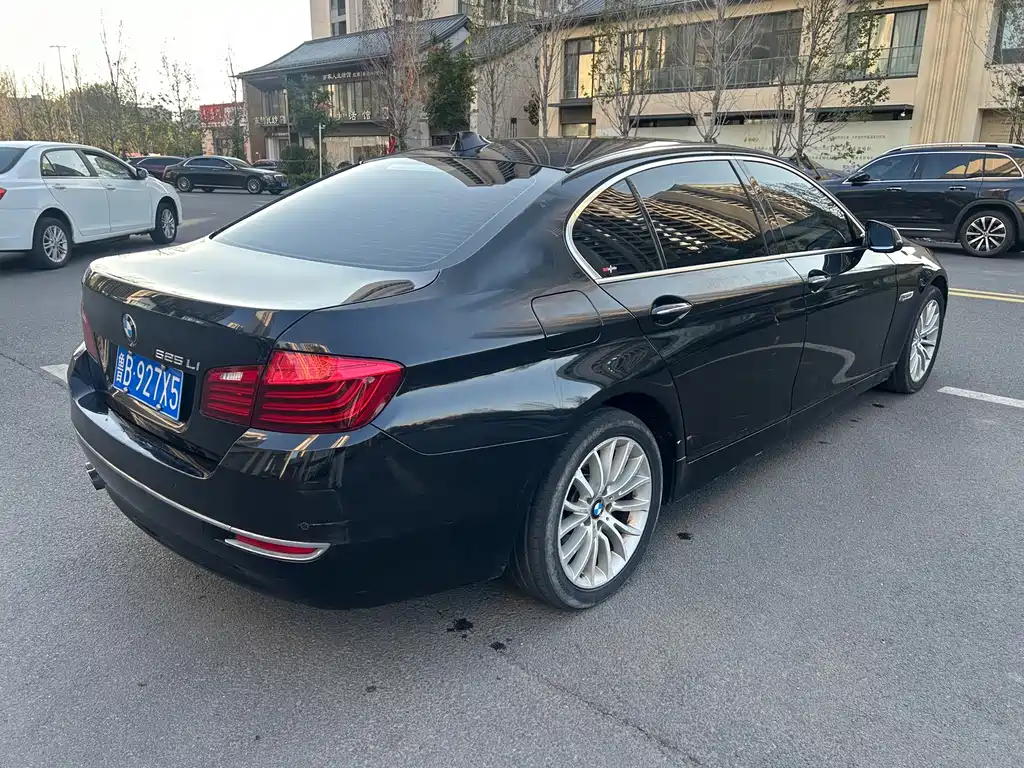 BMW 5 Series — миниатюра 9
