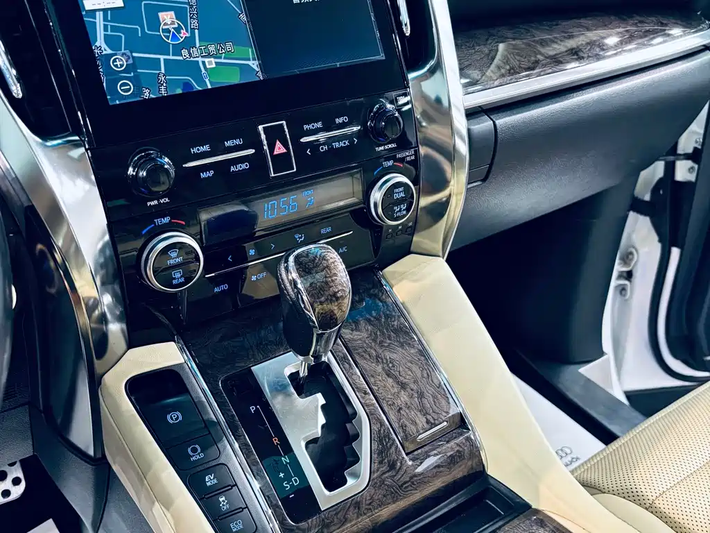 Toyota Alphard — миниатюра 8