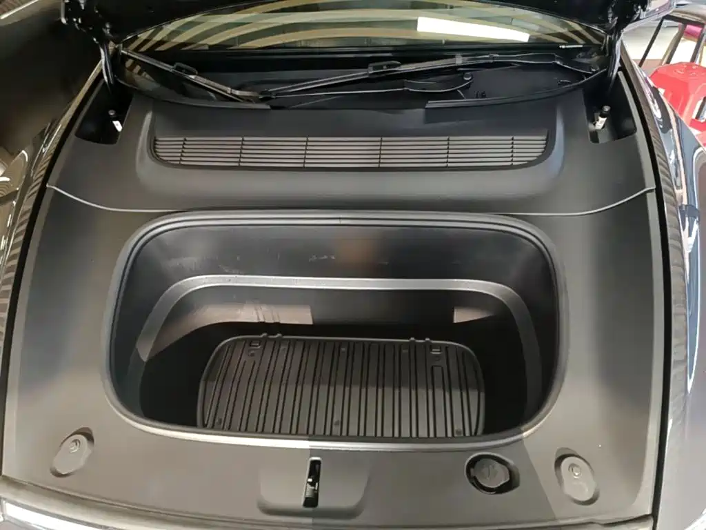 Tesla Model Y — миниатюра 20