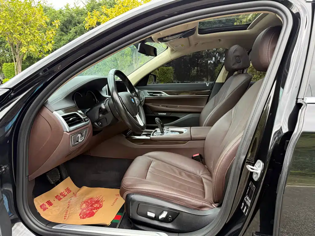 BMW 7 Series — миниатюра 8