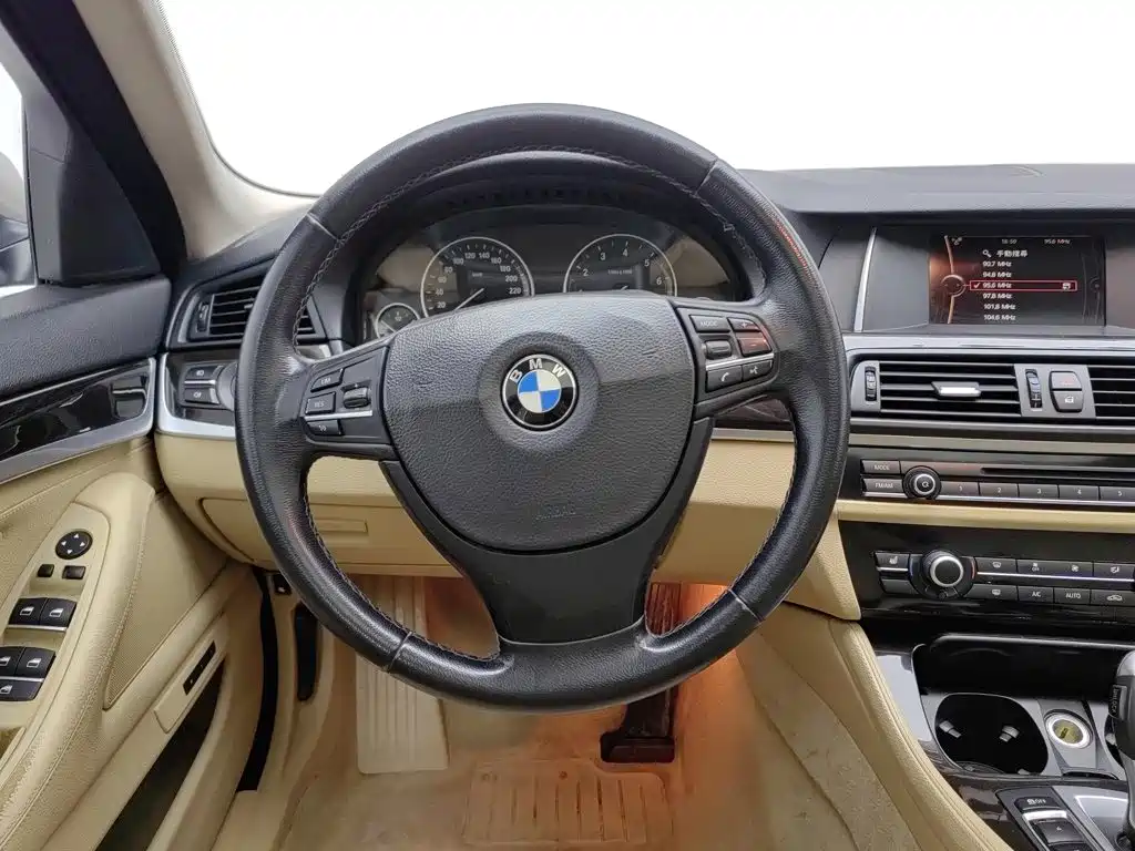 BMW 5 Series — миниатюра 11