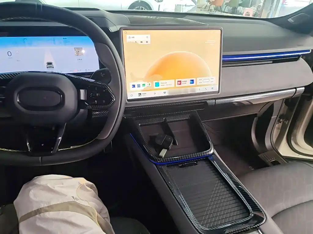 Lynk & Co 08 EM-P 2023 245km Halo