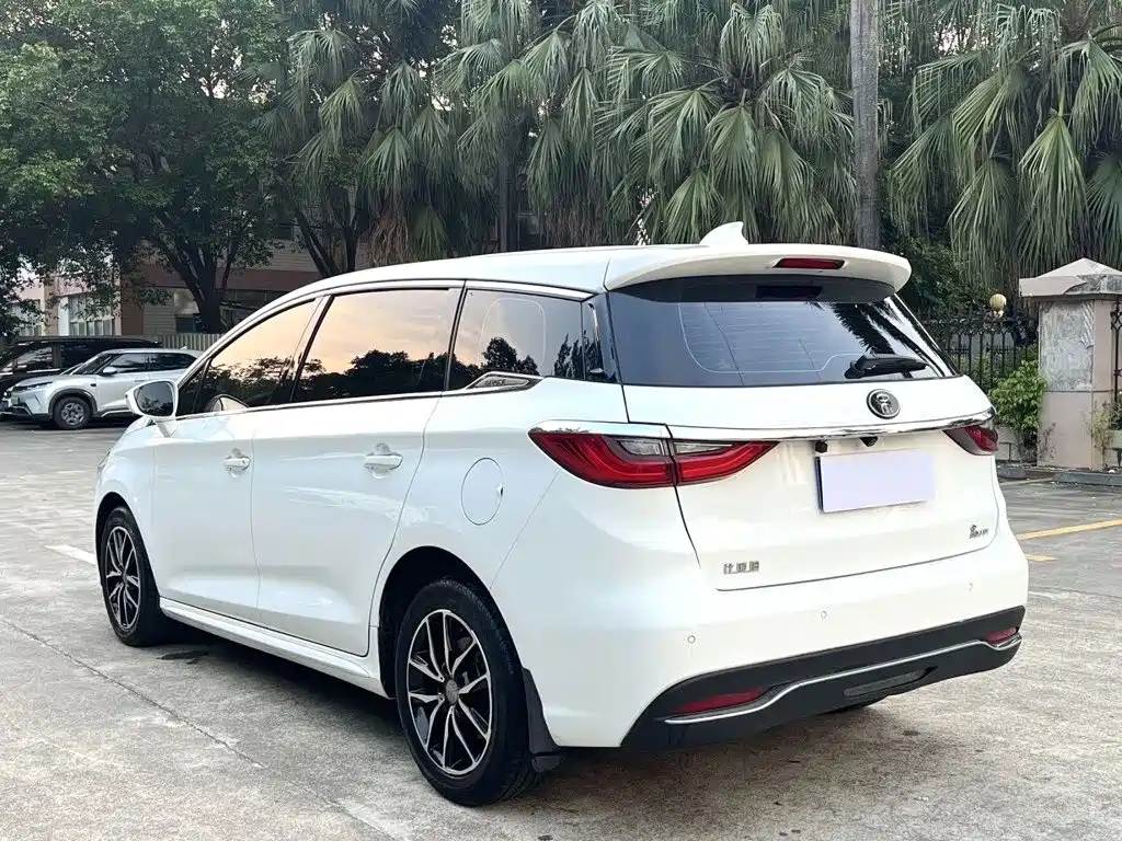 BYD MAX — миниатюра 9
