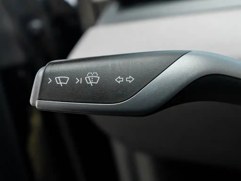 Tesla Model Y — миниатюра 15
