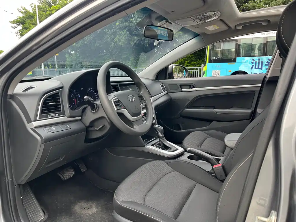 Hyundai Elantra — миниатюра 8