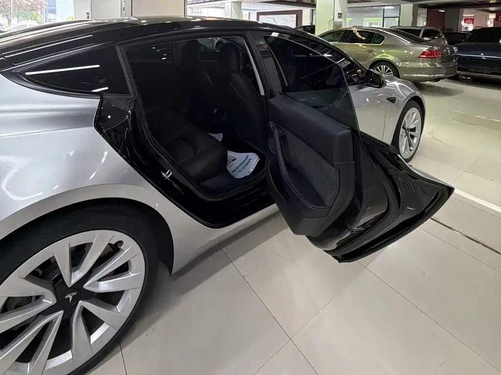 Tesla Model 3 — миниатюра 8
