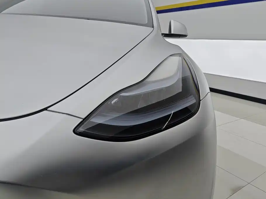 Tesla Model Y — миниатюра 5