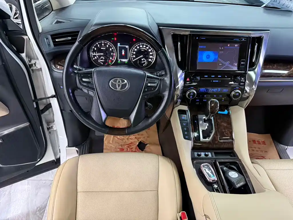 Toyota Alphard — миниатюра 10