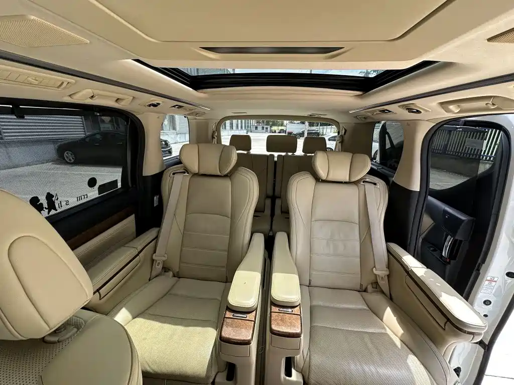 Toyota Alphard — миниатюра 5