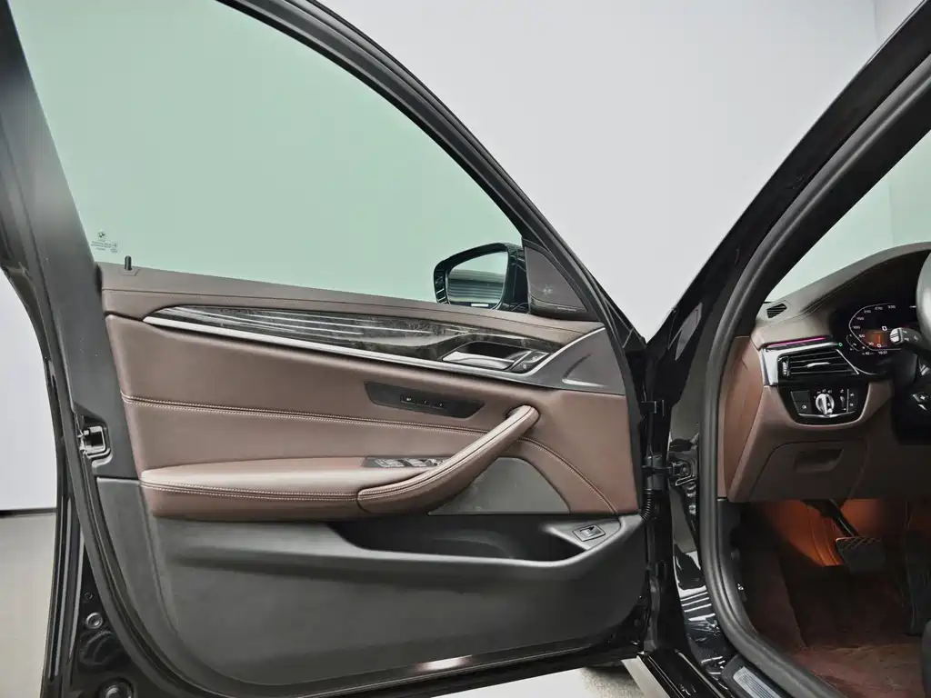 BMW 5 Series — миниатюра 19