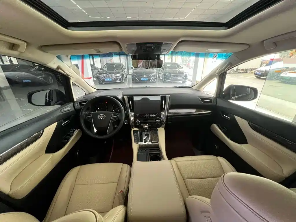 Toyota Vellfire — миниатюра 10