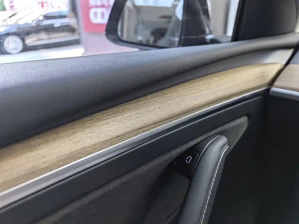 Tesla Model Y — миниатюра 19
