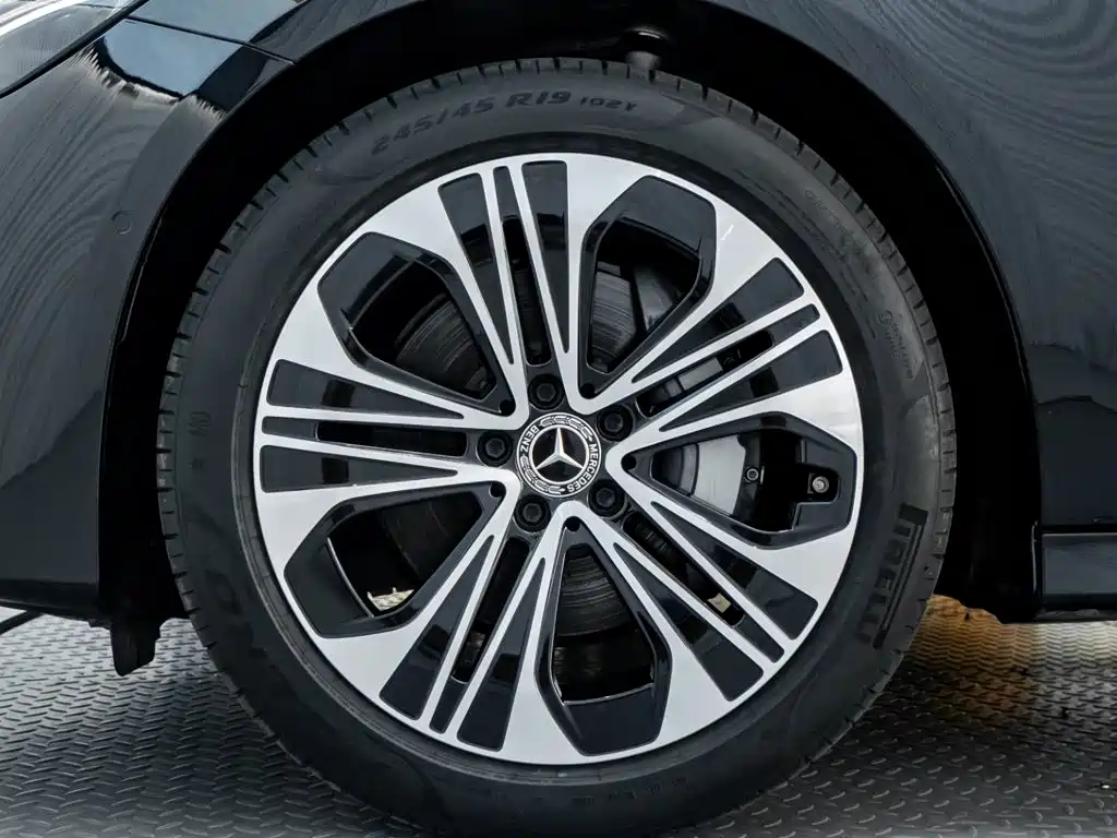 Mercedes-Benz E-Class — миниатюра 8