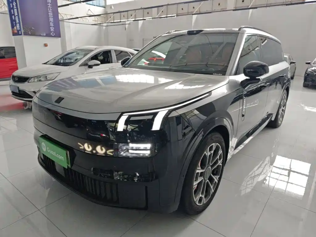 Lynk & Co Рука 900.