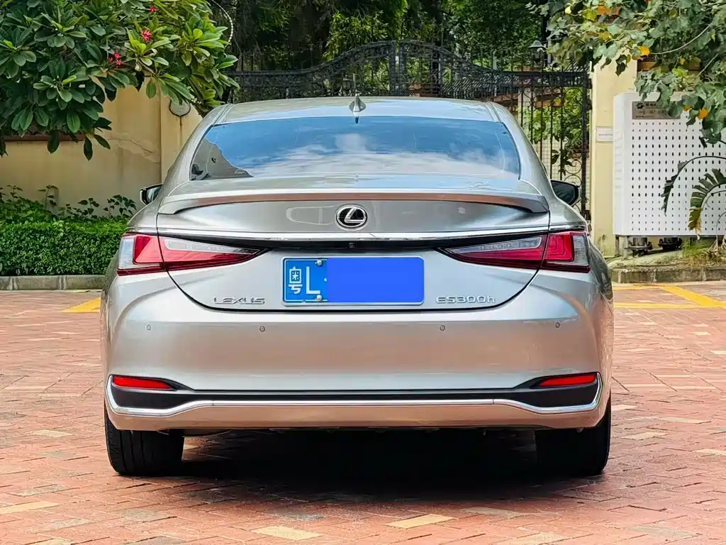 Lexus ES — миниатюра 8