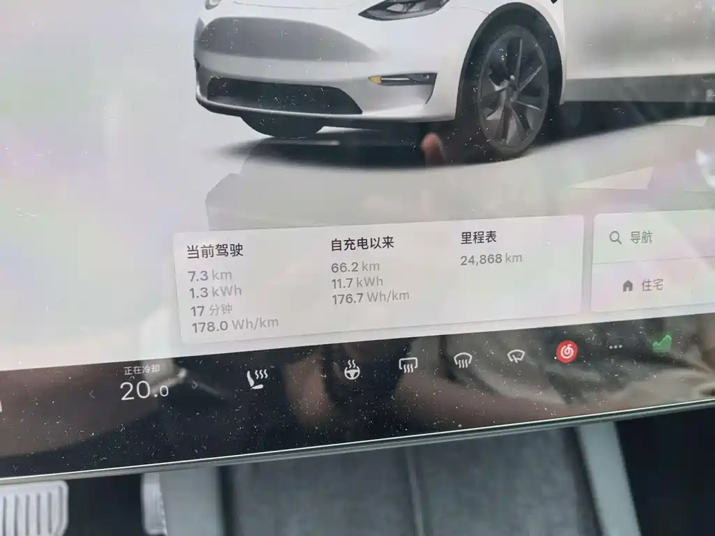 Tesla Model Y — миниатюра 10