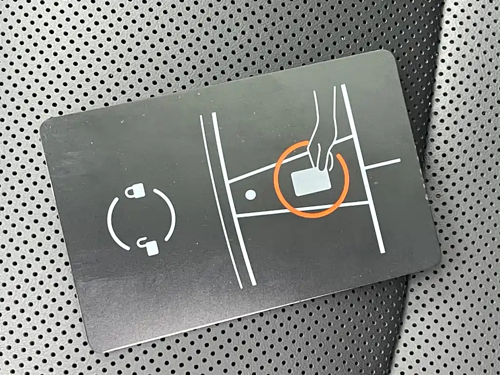 Tesla Model Y — миниатюра 15