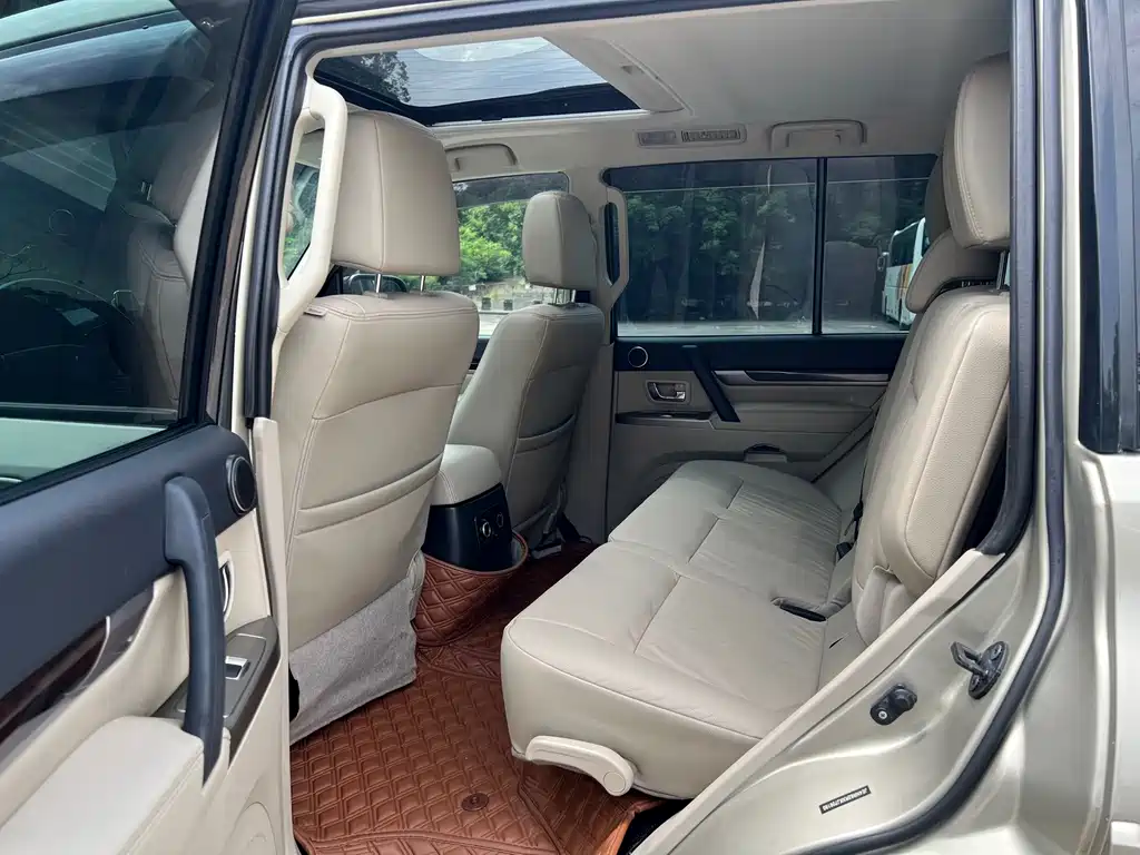 Mitsubishi Pajero (Import) — миниатюра 5