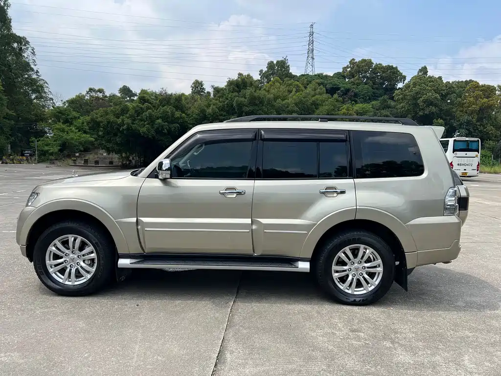 Mitsubishi Pajero (Import) — миниатюра 24
