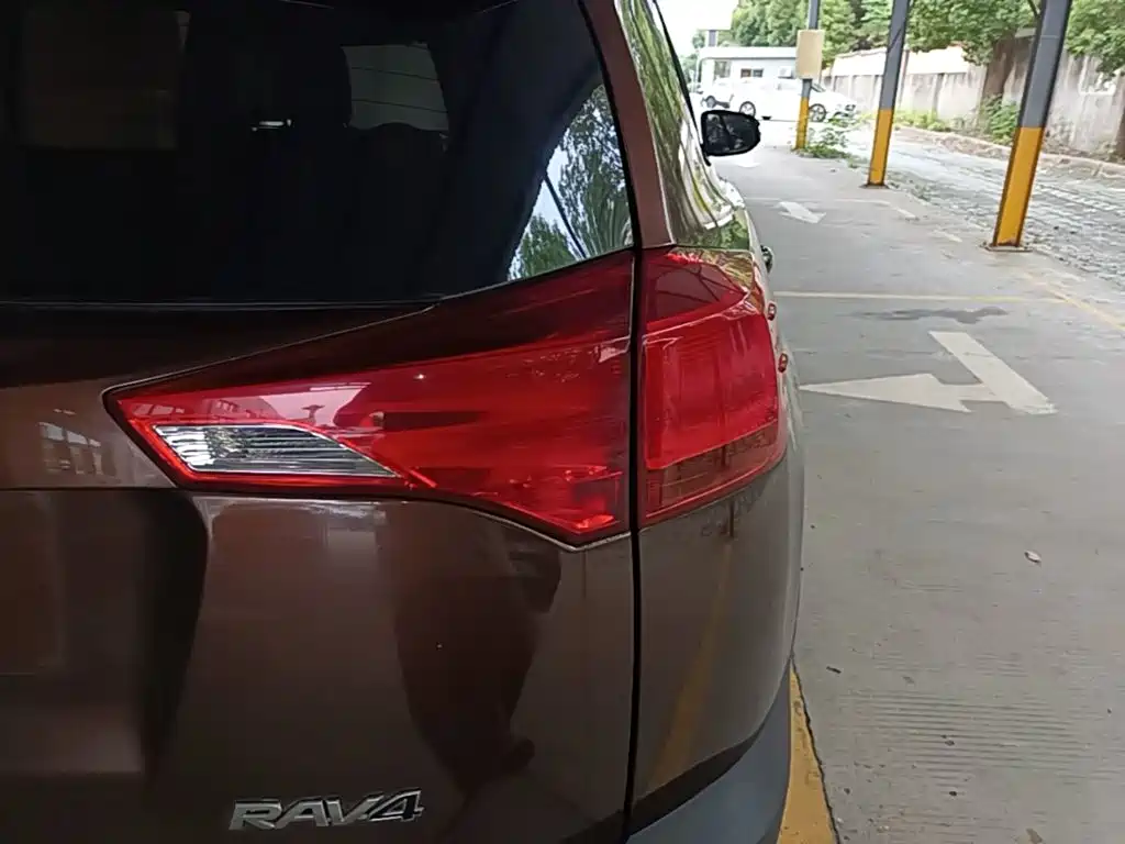 Toyota RAV4 — миниатюра 8