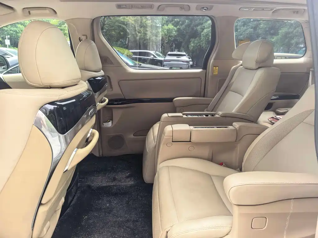 Toyota Alphard — миниатюра 5