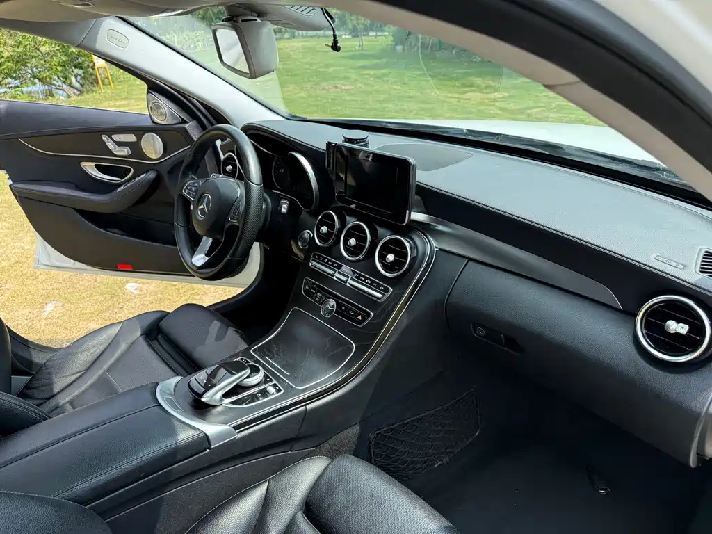 Mercedes-Benz C-Class — миниатюра 13