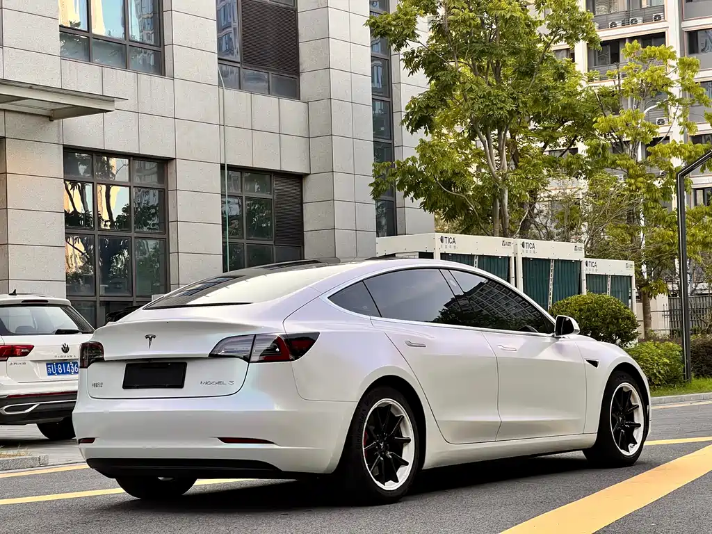 Tesla Model 3 — миниатюра 15
