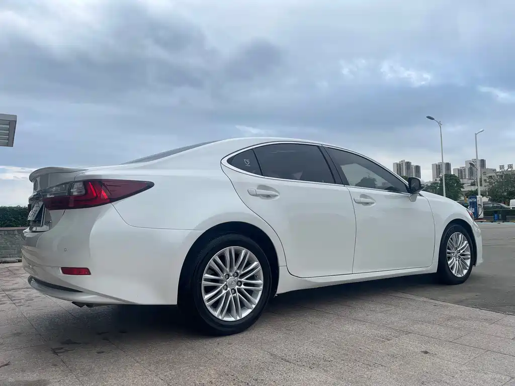Lexus ES — миниатюра 9