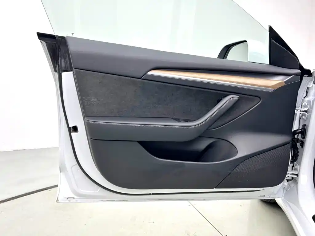 Tesla Model 3 — миниатюра 10