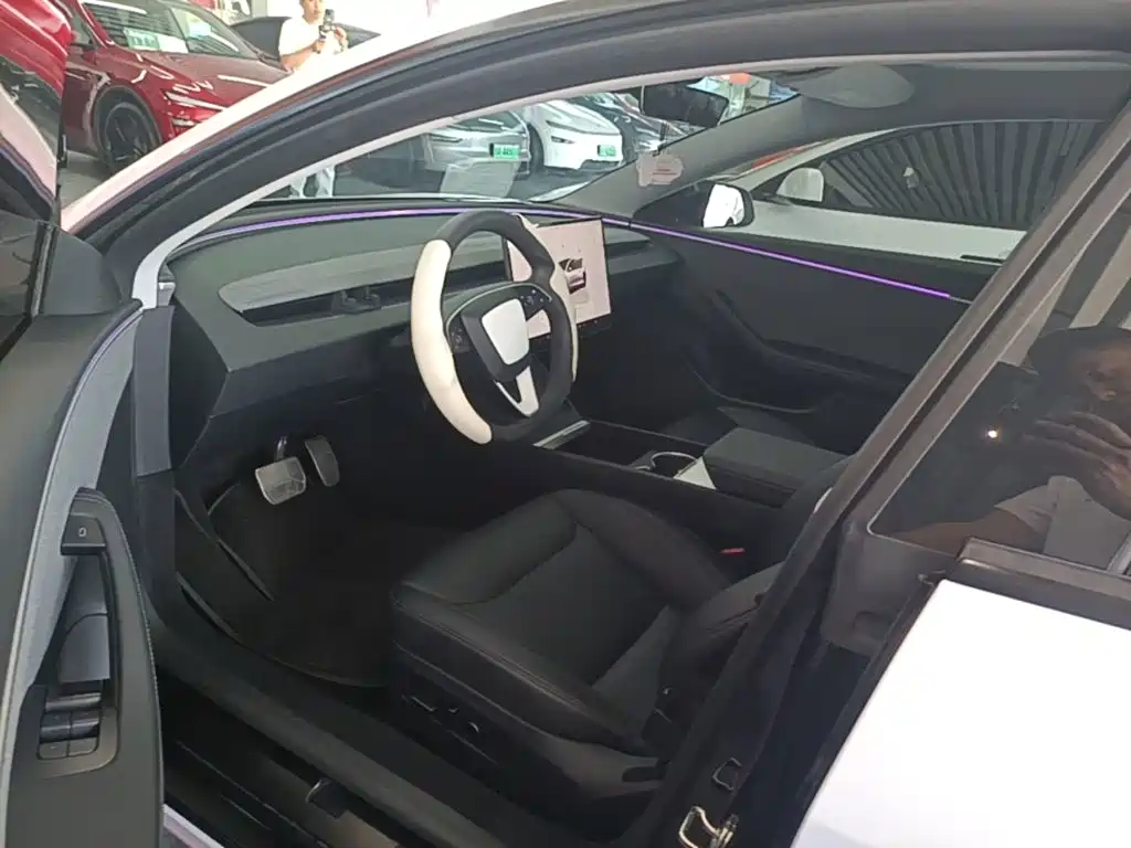 Tesla Model 3 — миниатюра 16
