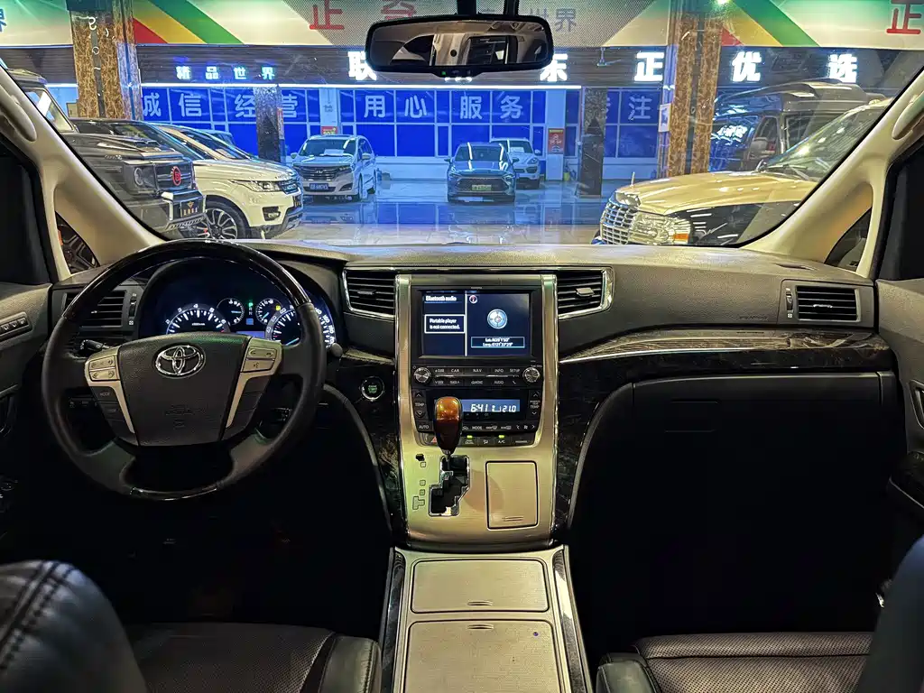 Toyota Alphard — миниатюра 13