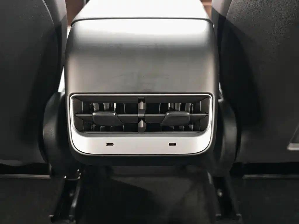Tesla Model Y — миниатюра 9