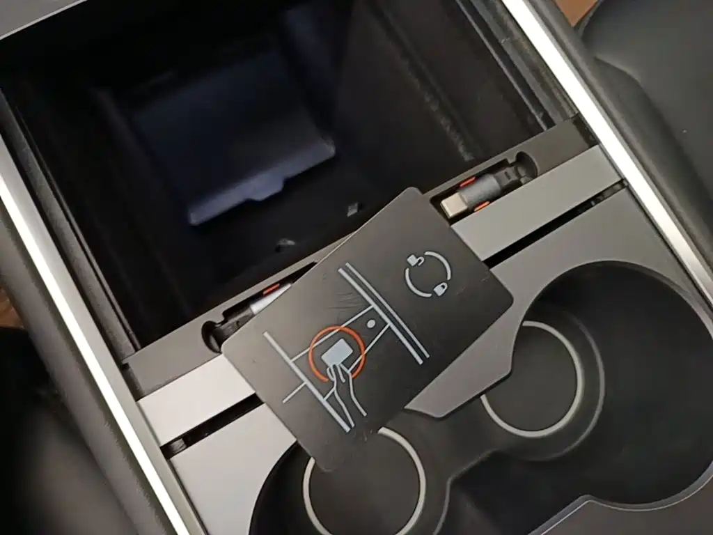 Tesla Model Y — миниатюра 9