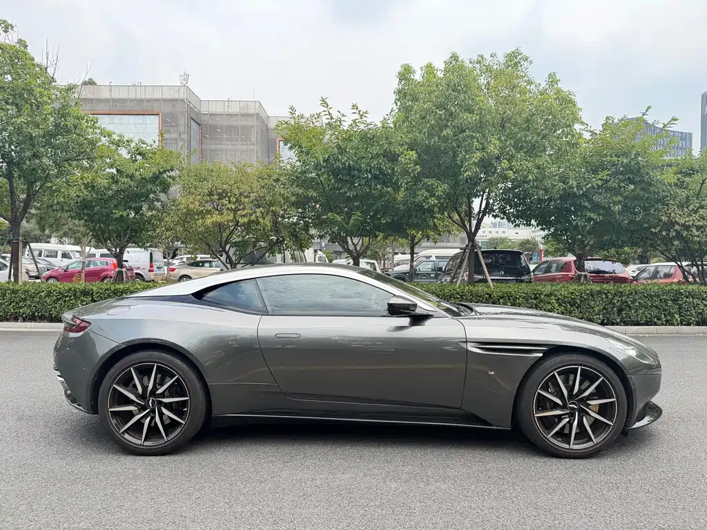 Aston Martin DB11 — миниатюра 7