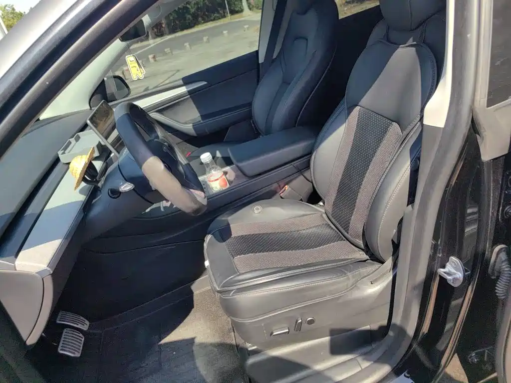 Tesla Model Y — миниатюра 12