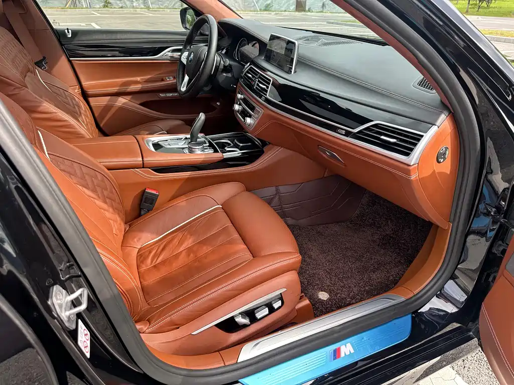 BMW 7 Series — миниатюра 12