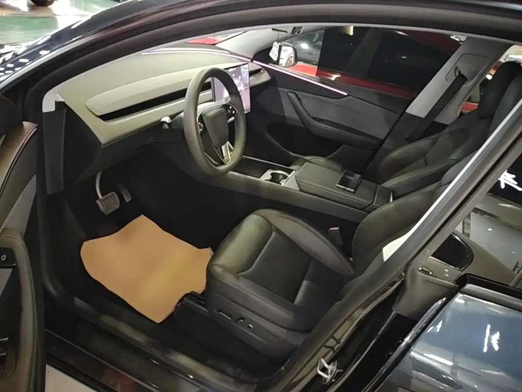 Tesla Model Y — миниатюра 15