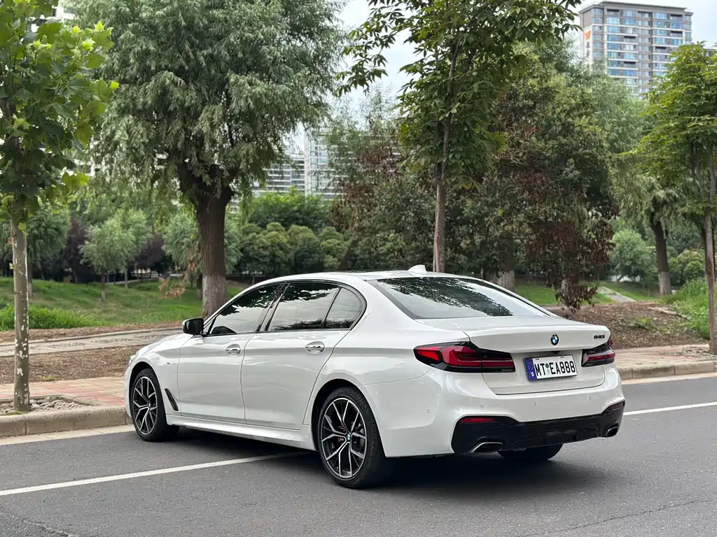 BMW 5 Series — миниатюра 7