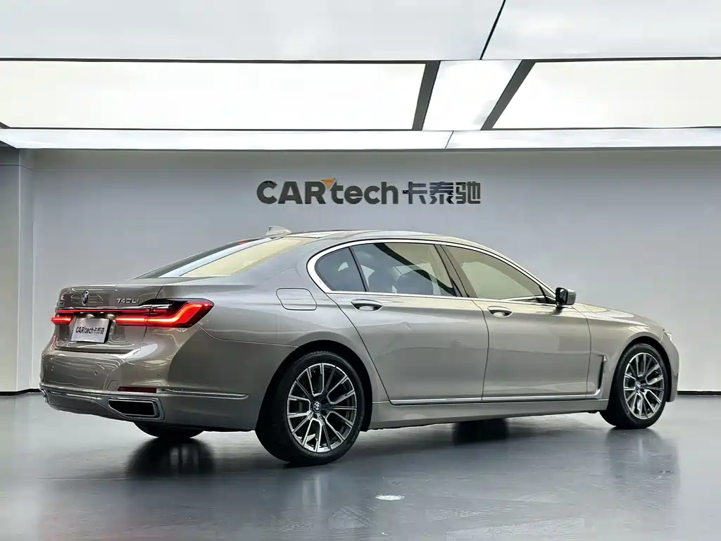 BMW 7 Series — миниатюра 11