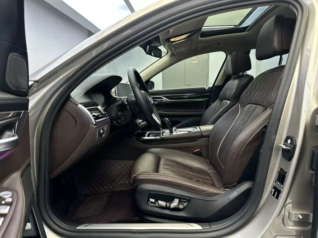 BMW 7 Series — миниатюра 12